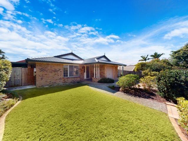 Properly Managed I Immaculate Family Home with Multiple Living Areas in a Peaceful Cul de Sac