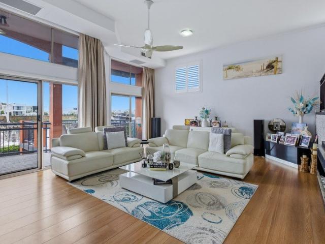 Properly Managed I Luxury Living in Hope Island: 3 Bedroom Villa with Stunning Views! Furnished