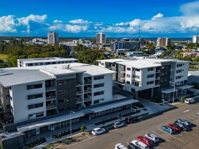 Properly Managed I Modern Apartment with Study Nook in the Heart of Maroochydore