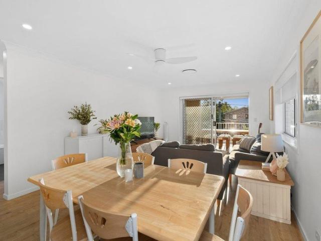 Properly Managed I Modern Top Floor Apartment with Leafy Outlooks in Taringa
