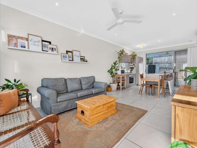 Properly Managed I Modern 3 bedroom townhouse in a convenient Warner location