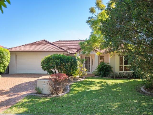 Properly Managed I Spacious Family Home with Comfort and Outdoor Living in Pelican Waters