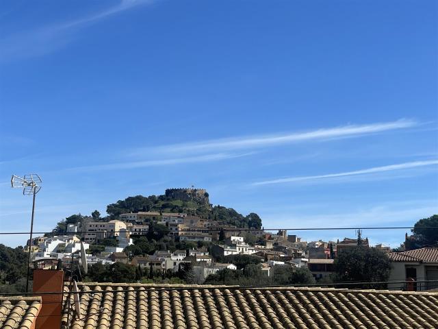 Propiedad Con Amplio Jardín Y Garaje Situado En Begur Con Vi. 110m² Begur