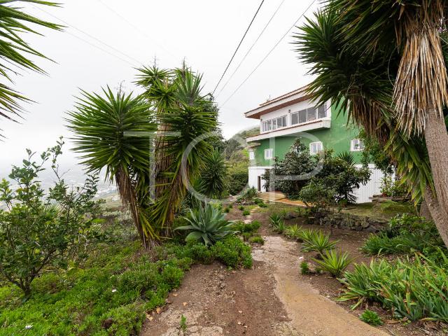 Propiedad con vistas espectaculares, apartamentos independientes, restaurante y parcela ajardinada