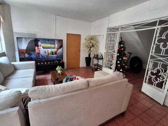 Propiedad con 2 departamentos y 2 locales comerciales