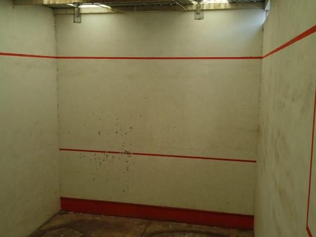 Propiedad con 2 pisos y cancha de squash