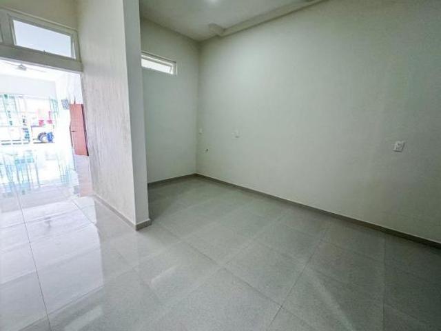 ¡Propiedad de 3 niveles en venta en Col. Oblatos, ideal para inversionistas!