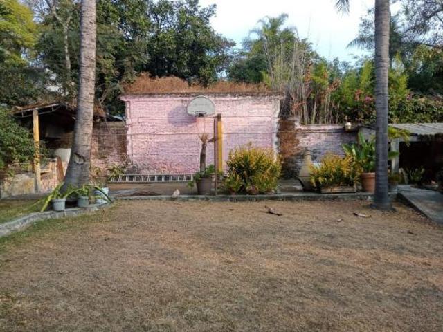 Propiedad en venta como Terreno de 1197 m2. con dos casas en Acapantzingo, Cuernavaca