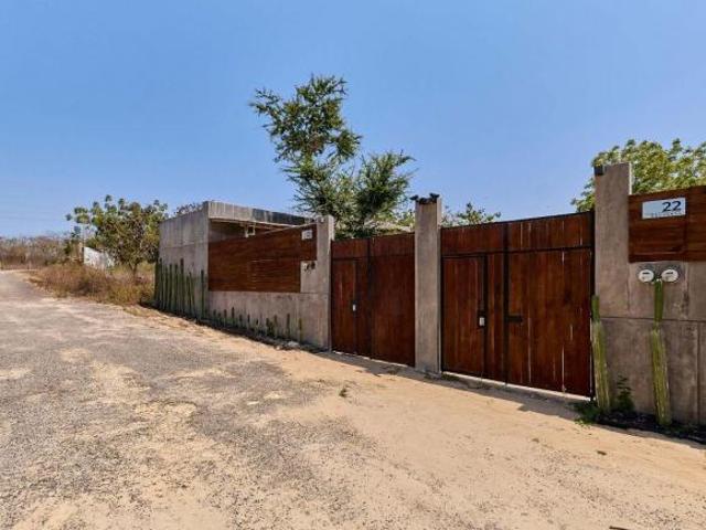 Propiedad en venta con 2 departamentos en puerto escondido