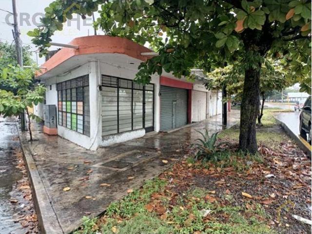 Propiedad en venta con 5 Locales y un departamento en col. Ejidal de Mart?nez de la Torre