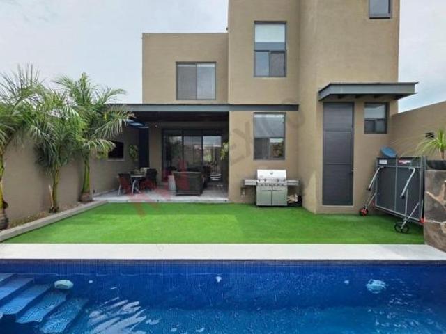 Casa en venta/Juriquilla/ en privada/moderna casa con amplios espacios/recamaras con baño completo y