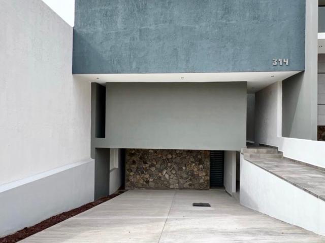 PROPIEDAD EN VENTA EN LOMAS PUNTA DEL ESTE DE TRES NIVELES DE 3 HABITACIONES CADA UNA CON BAÑO COMPL
