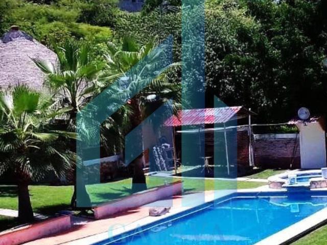 PROPIEDAD EN VENTA EN TEHUIXTLA, MORELOS –TERRENO DE 4,900 M² 3 CASAS, ALBERCA Y ÁREAS RECREATIVAS