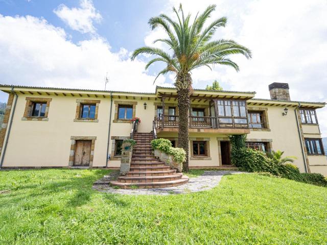 Propiedad histórica entre el mar y la montaña, con capilla r. 888m² La Llana
