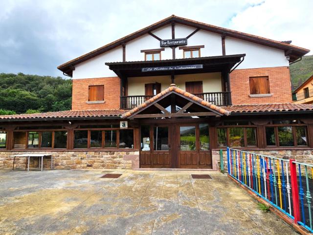 HOSTAL CON 20 HABITACIONES, COMEDORES PARA 150 COMENSALES, SALONES, DOS BARRAS, A MITAD DE PRECIO. SE PUEDE ABRIR AL DIA SIGUIENTE
