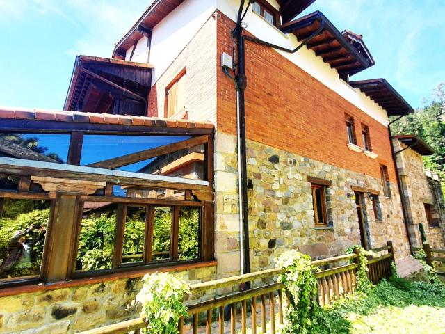 HOSTAL CON 20 HABITACIONES, COMEDORES PARA 150 COMENSALES, SALONES, DOS BARRAS, A MITAD DE PRECIO. SE PUEDE ABRIR AL DIA SIGUIENTE