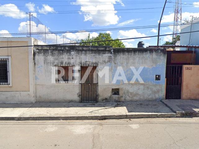 Propiedad para remodelar en el Centro de Mérida, frente a parque