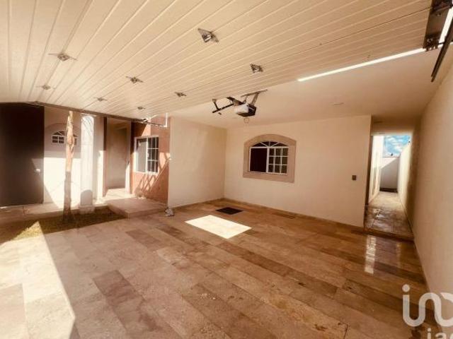 Propiedad Residencial en Venta en Senderos 2 con Recámara en Planta Baja y Excelente Ubicación