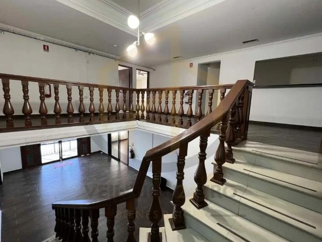Propiedad Versátil: Oficinas + Residencia | 627 m² Construcción | Estacionamiento para 6 Autos