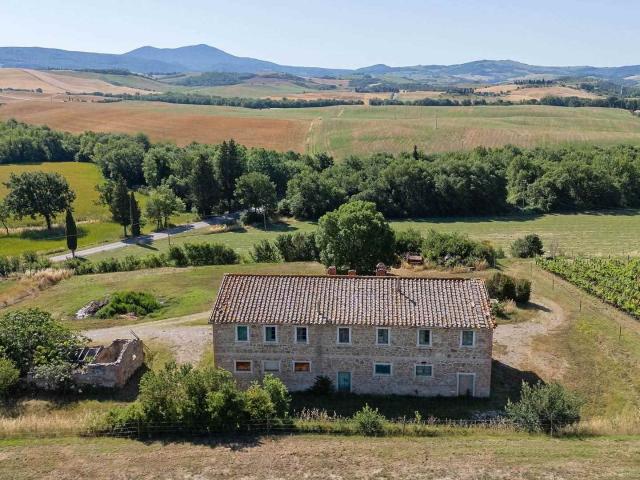 Proponiamo in vendita un casale da ristrutturare di 460 mq. 460m² Pienza