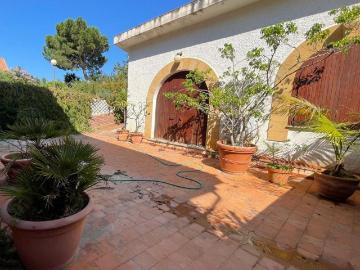 Proponiamo in zona Aiace Interlinea e precisamente in via Pallante, una Villa di 250 mq con piscina e circa 1000 mq di spazio esterno.La villa in locazione si sviluppa interamente su un unico livello, piano semicantinato a giorno con ingresso indipenden