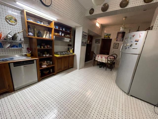 Proponiamo in zona Aiace Interlinea e precisamente in via Pallante, una Villa di 250 mq con piscina e circa 1000 mq di spazio esterno.La villa in locazione si sviluppa interamente su un unico livello, piano semicantinato a giorno con ingresso indipenden