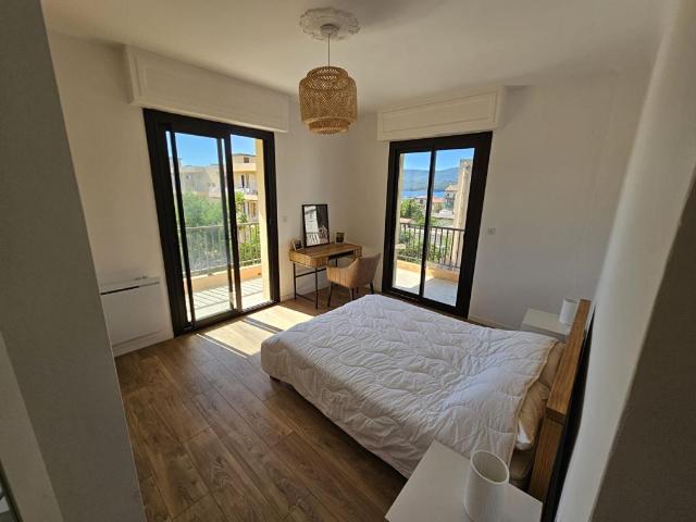 Propriano centre, Appartement 4 pièce s 105.58 m2 balcon 30 m2, parking, petite vue mer