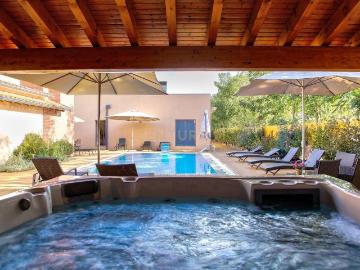 Propriedade T8 com Jardins, Lago e Potencial Alojamento Localização Premium