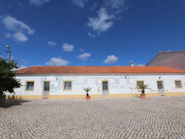Propriedade Única com Habitação, Espaço Comercial e Múltipla. 234m² Bensafrim e Barão de São João