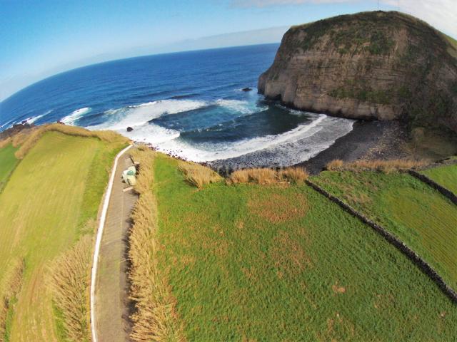 Propriedade Única com Mais de 18.000 m² Junto à Praia de Santana – Duas Casas de Pedra Históricas