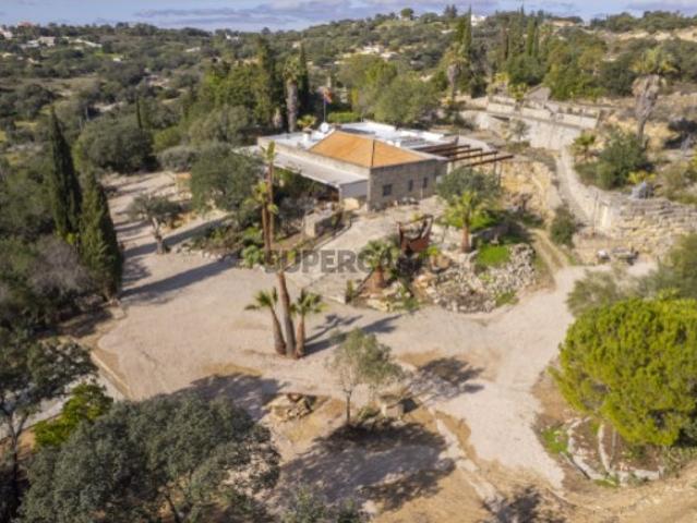 Propriedade Única em Zona Privilegiada com Vista Mar e Piscina Loulé