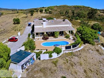 Propriedade única em Bensafrim com 4 quartos, piscina e 16 hectares de terreno
