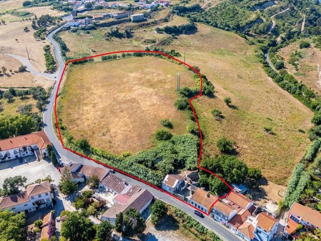 Propriedade Única na Trafaria | Almada: Terreno de 21.241 m² e 3 Casas com Entradas Independentes