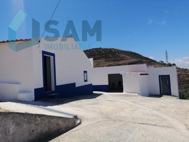 Propriedade ampla com casa para renovar 44.000 m2 Torres Vedras