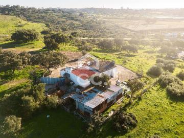 Propriedade com 12ha, 2 casas urbanas e 10 casas rústicas | Évora