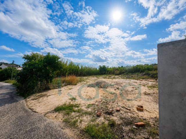 Propriedade com 1.199 m² e construções antigas no Poceirão