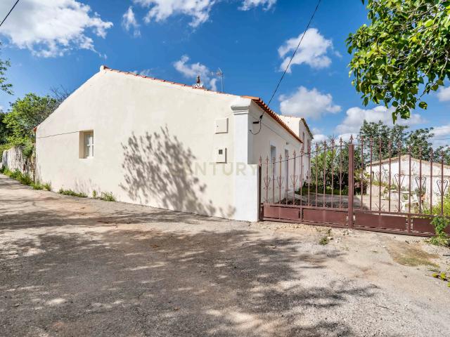 Propriedade com 2 moradias tradicionais e terrenos a venda em Paderne, Albufeira, Algarve Portugal
