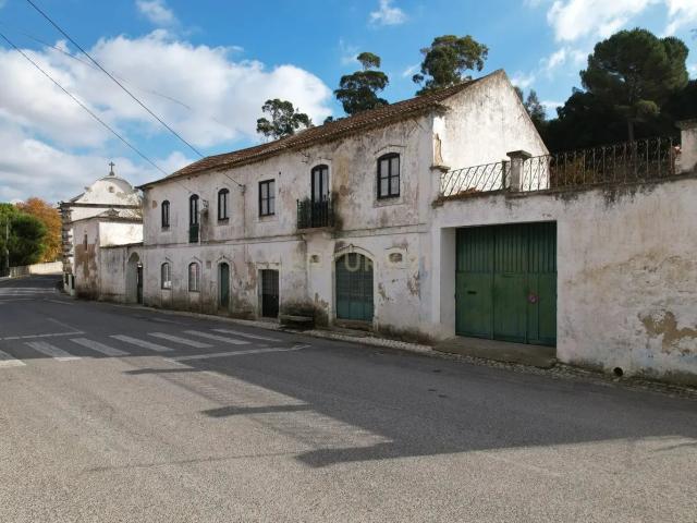 Propriedade com Casa Antiga para Remodelação Total + Terreno. 453m² Meca