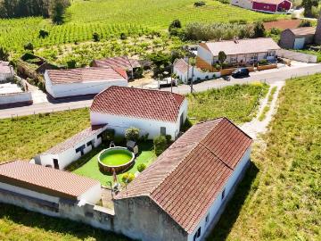 Propriedade com Casa de Campo, Anexo e Piscina inserida em t. 400m² Carvalhal