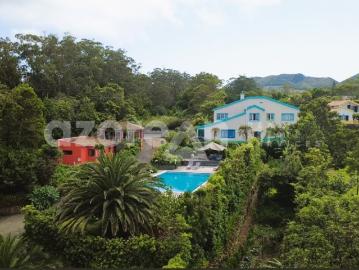 Propriedade com AL, piscina de água salgada, estúdio de yoga e jardim exuberante!