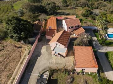 Propriedade com duas casas, armazéns e terreno agrícola em. 313m² Carvalhal Benfeito