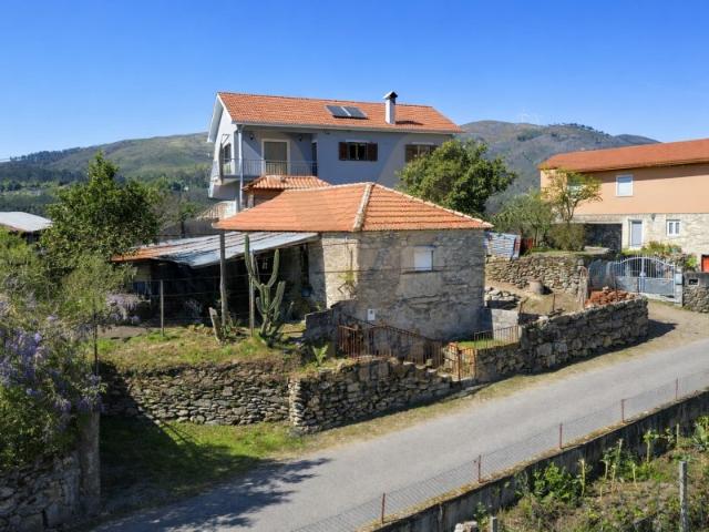 Propriedade com Duas Casas e Terrenos | Sá Arcos de Valdevez