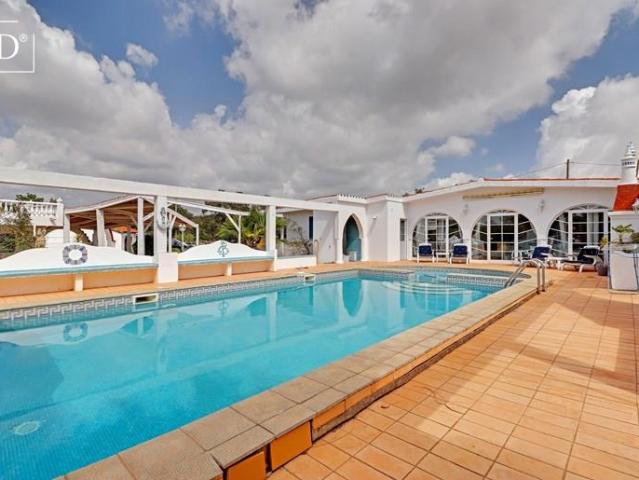 Propriedade com duas moradias com piscina e 1.3ha de terreno. 367m² Santa Bárbara De Nexe