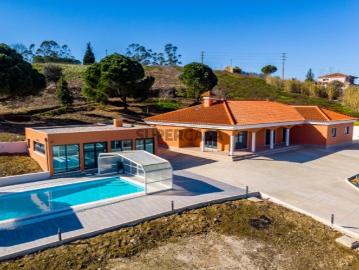 Propriedade com Moradia T5 com piscina,Sobral de Monte Agraço