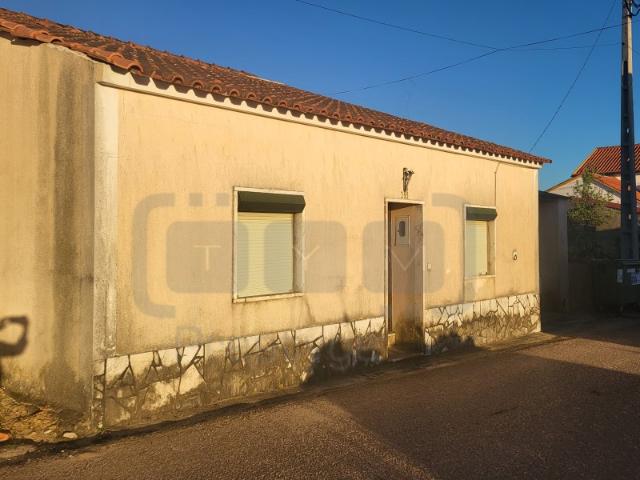 Propriedade com moradia para recuperar, adega, anexo. situada a pouco mais de 5 minutos de Ferreira do Zêzere