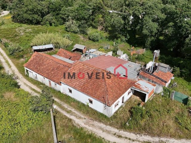 Propriedade com moradias e 4.480 m² de terreno |Pedreiras – Porto de Mós