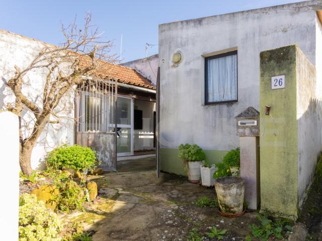 Propriedade com potencial para duas ou três habitações Usseira, Óbidos