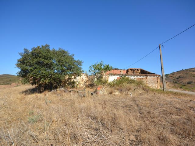 Propriedade com ruína em terreno com 49.360m2 a poucos minutos de São Marcos da Serra