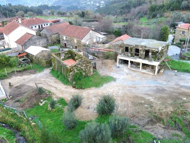 Propriedade com Três Casas e Terreno | Beiral do Lima Ponte de Lima