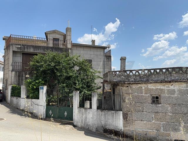 Propriedade com Três Imóveis na Menoita, Guarda, Ideal para habitação e investimento